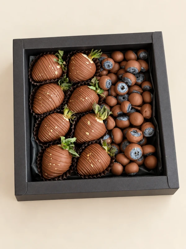 Клубничный бокс "Blackberry" — «Клубничный бокс Blackberry» — фруктовый набор Dolce Sweets из 8 ягод клубники в молочном шоколаде и 50 ягод…